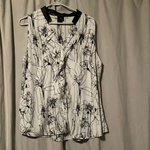 Beautiful black and white flowered women’s size L Worthington blouse. Excellent